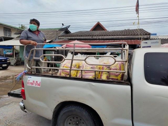 อบต.แหลมตะลุมพุก แจกถุงยังชีพให้กับประชาชนในพื้นที่ เนื่องจากการประกาศปิดตำบลแหลมตะลุมพุก 7 วัน (7-13 ก.ย.64)